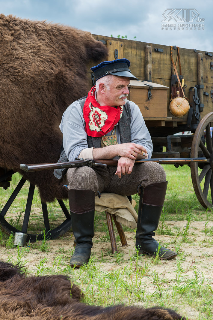 Historia Mundi - American pioneer In June the Historia Mundi event took place in Lommel. During two days many groups came together to do re-enacting and living history. Based on historical research all groups tried to reproduce cloths, weapons, tents, crafts, ... Many of these people know their piece of history very detailed and are very enthusiastic when telling about it. I made a series of photos of prehistoric people, Romans, medieval knights, soldiers from the Renaissance, Scottish Highlanders, German soldiers from WWI, ... Stefan Cruysberghs